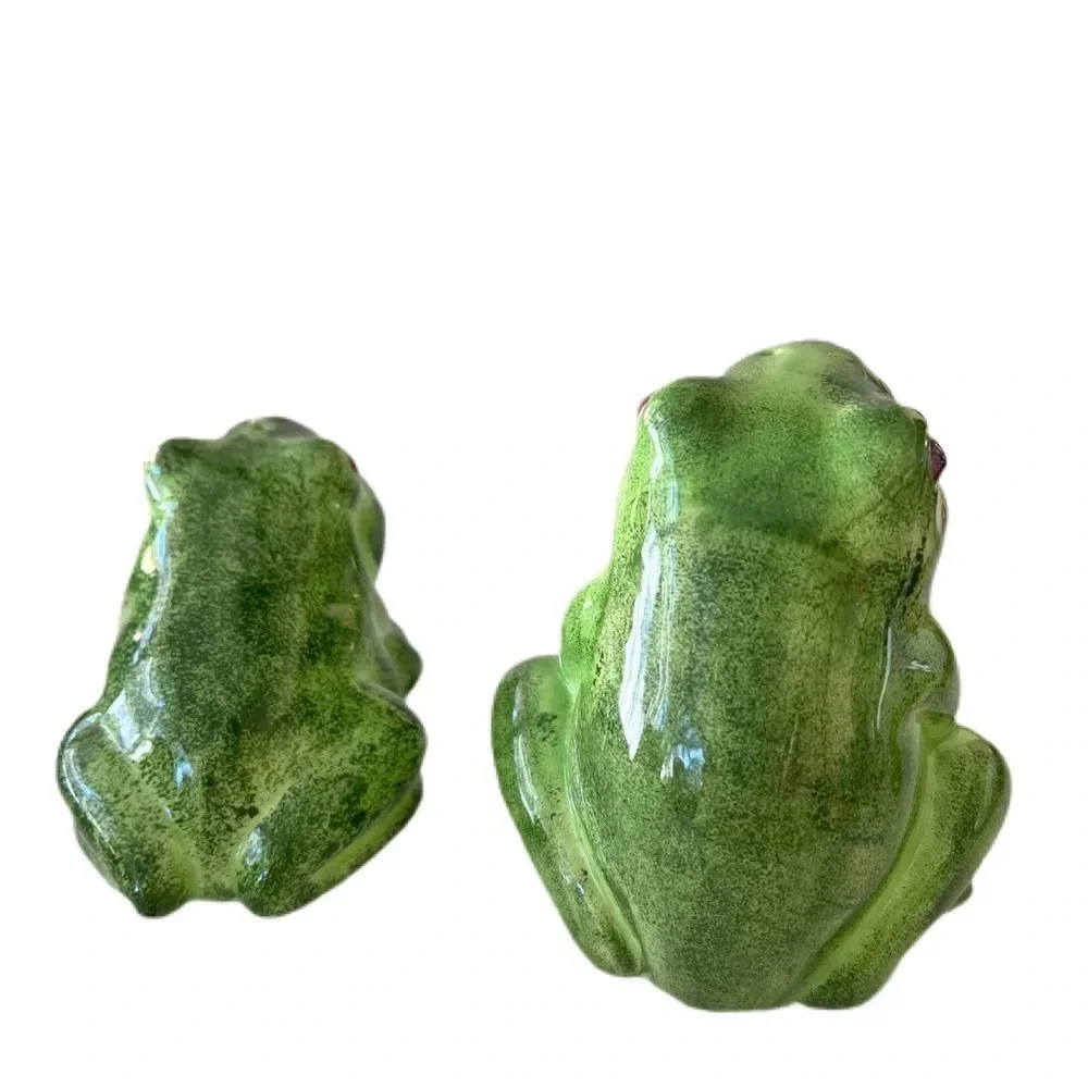 Frog salt & Pepper shaker’s. Has the plug. No cracks green very cute.